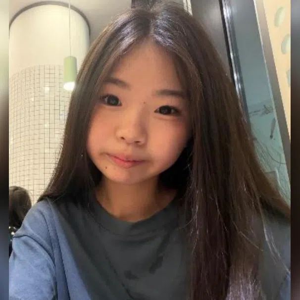 J’mies Oh Hui Min was wearing a light blue polo t-shirt with dark short sleeves and dark blue skirt.