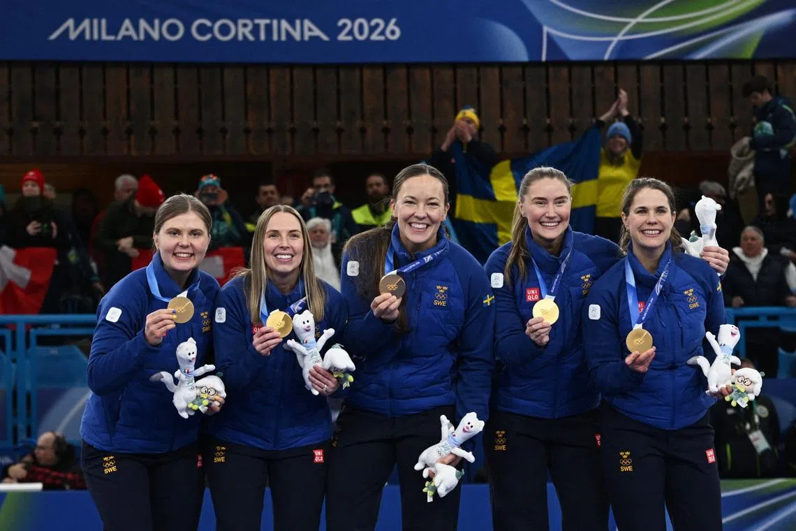 Milano Cortina 2026 Olympics - Curling - Women's Victory Ceremony - Cortina Curling Olympic Stadium, Cortina d'Ampezzo, Italy - February 22, 2026. Gold medallists Sofia Scharback of Sweden, Agnes Knochenhauer of Sweden, Sara McManus of Sweden, Anna Hasselborg of Sweden and Johanna Heldin of Sweden celebrate during the Women's Curling Victory Ceremony. REUTERS/Jennifer Lorenzini