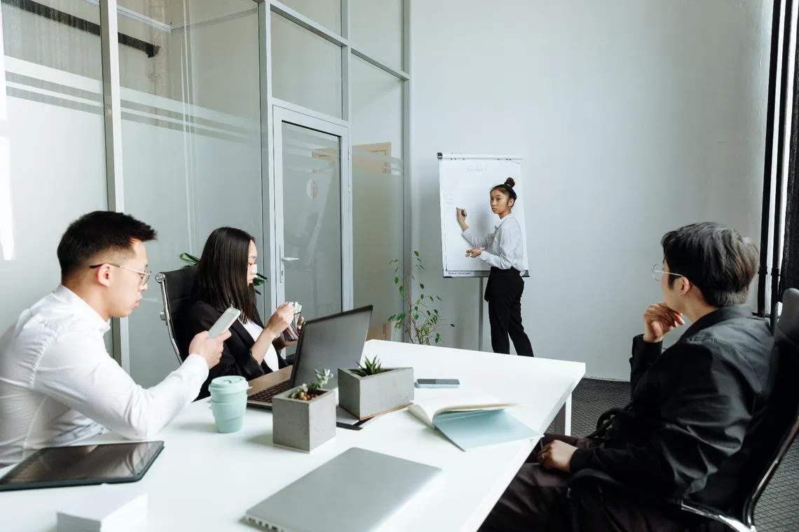 Leaders get better at giving quality feedback by communicating openly and regularly, even if it is over lunch.