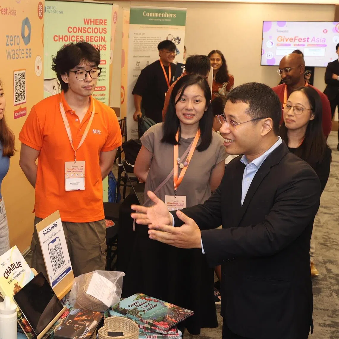 CMG20251120-WooFL01/GiveFest Asia [University Cultural Centre, 50 Kent Ridge Crescent] -- Minister Desmond Lee tour of the exhibition of GiveFest Asia and talked the students who in their project