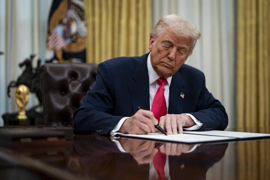 epa11945954 US President Donald Trump signs an executive order in the Oval Office of the White House in Washington, DC, USA, 06 March 2025. Trump signed executive orders to pause tariffs on USMCA trade from Canada and Mexico until 02 April 2025.  EPA-EFE/AL DRAGO / POOL