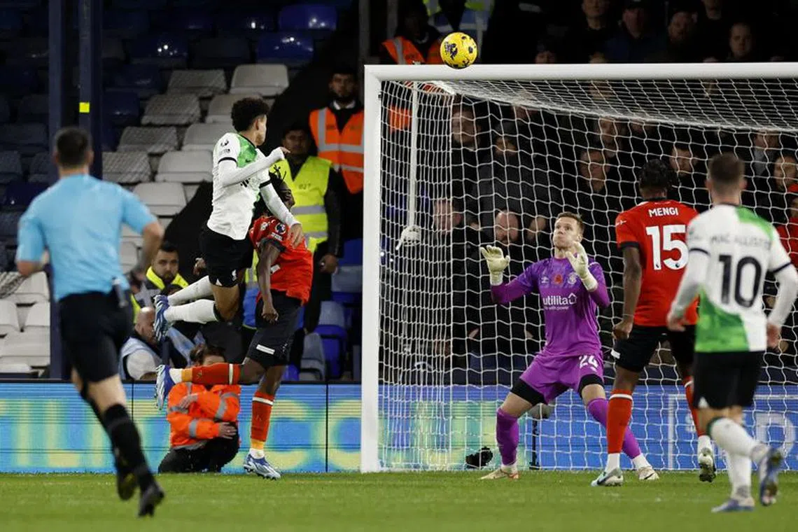 Soccer Football - Premier League - Luton Town v Liverpool - Kenilworth Road, Luton, Britain - November 5, 2023  Liverpool's Luis Diaz scores their first goal past Luton Town's Thomas Kaminski Action Images via Reuters/Peter Cziborra