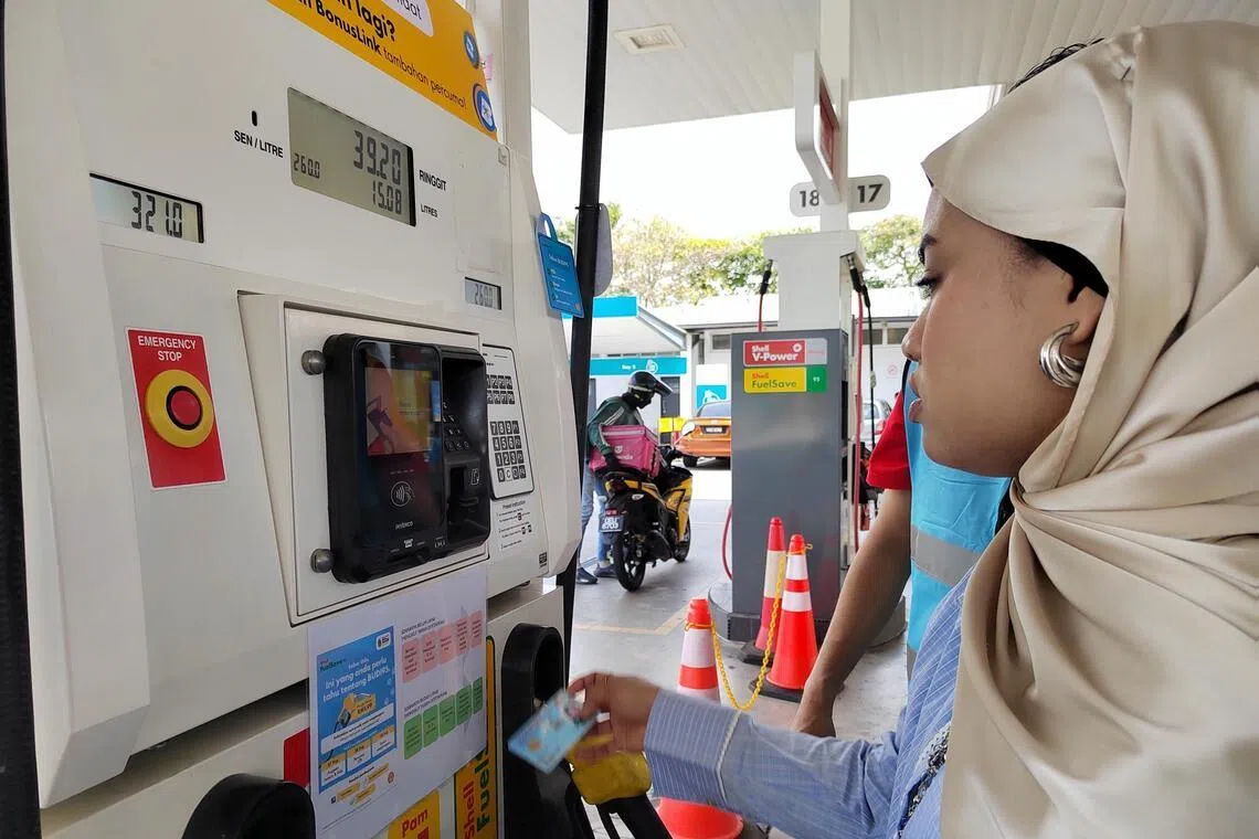 mmronroll - Malaysians began refilling their tanks with subsidised petrol without major hiccups as the nationwide subsidy rolled out on Tuesday.
ST PHOTO: MUZLIZA MUSTAFA