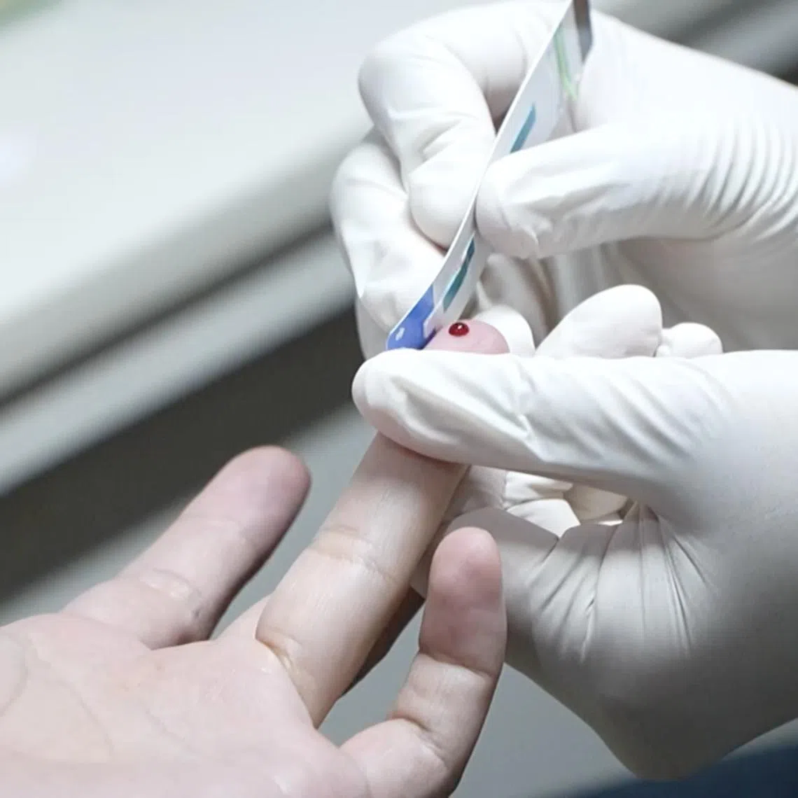 公众只需提供手指尖的一滴血，等待20分钟，便能知道自己是否感染HIV。（视频截图）