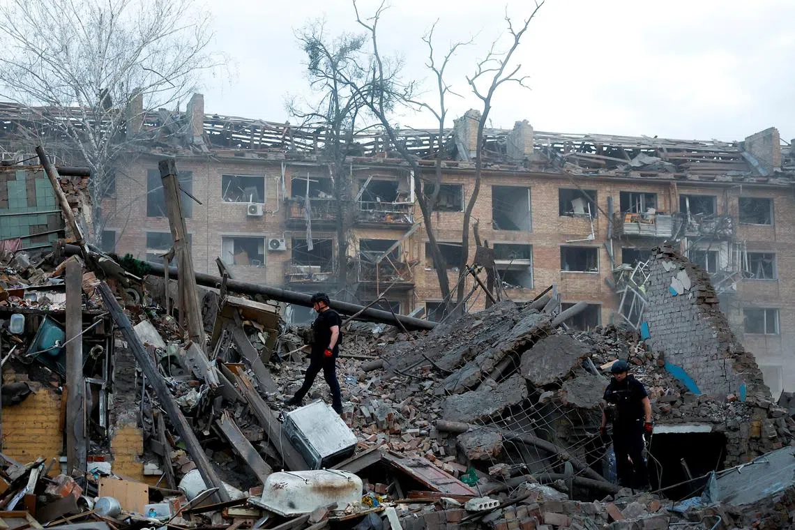 Police officers inspect the site of a building hit by a Russian ballistic missile strike, amid Russia's attack on Ukraine, in Kyiv, Ukraine April 24, 2025. REUTERS/Valentyn Ogirenko/File Photo