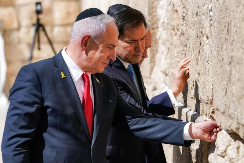 TOPSHOT - (L to R) Israel's Prime Minister Benjamin Netanyahu, US Secretary of State Marco Rubio, and US ambassador to Israel Mike Huckabee visit the Western Wall, Judaism's holiest prayer site, in the old city of Jerusalem on September 14, 2025. Top US diplomat Marco Rubio began a visit to Israel on September 14, after expressing the Trump administration's unwavering support for its ally in the war with Hamas despite a strike in Qatar that drew broad criticism of Israel. (Photo by Nathan Howard / POOL / AFP)
