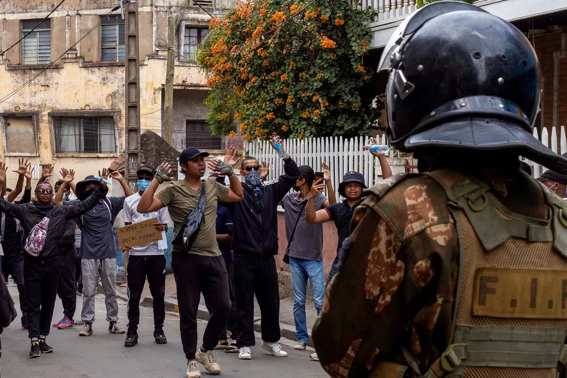 Protesters gesture in front of riot police officers during a demonstration against frequent power outages and water shortages, in the capital Antananarivo, Madagascar, October 1, 2025. REUTERS/Zo Andrianjafy