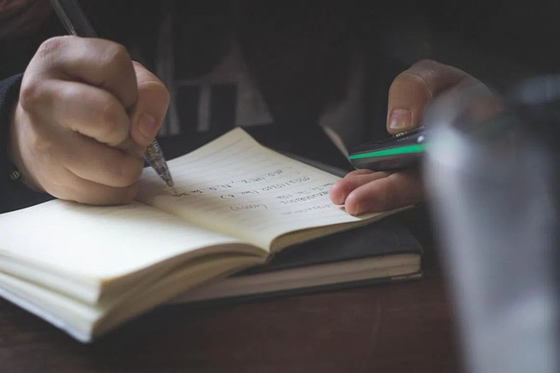 Research shows pen and paper can help students learn and remember more from class.