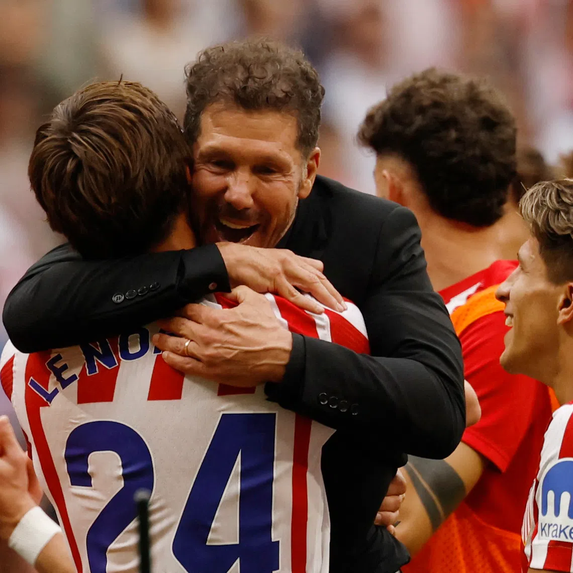 Soccer Football - LaLiga - Atletico Madrid v Real Madrid - Riyadh Air Metropolitano, Madrid, Spain - September 27, 2025 Atletico Madrid coach Diego Simeone celebrates with Robin Le Normand after the match REUTERS/Susana Vera