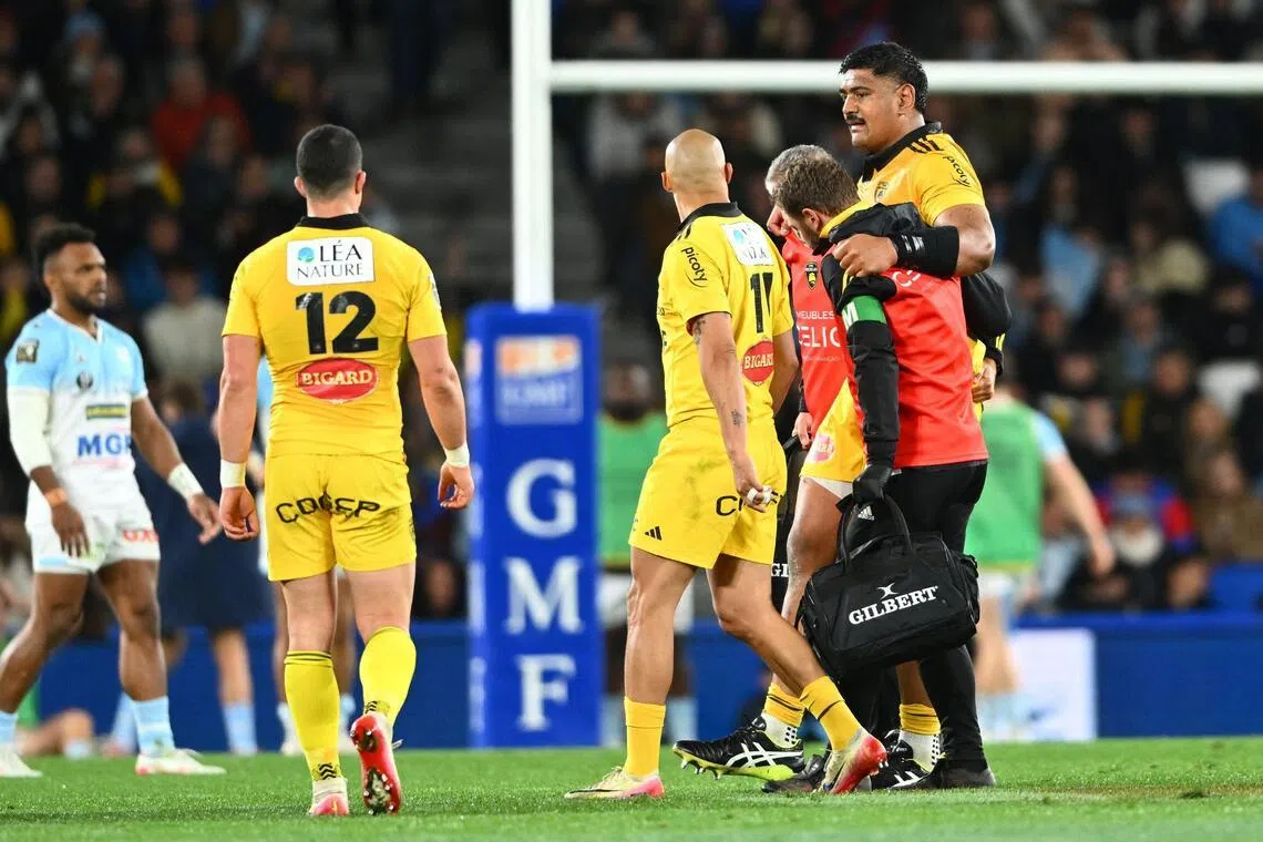 La Rochelle's injured Australian lock Will Skelton is helped off the pitch during the French Top14 rugby union match against Bayonne at the Stade Jean Dauger in Bayonne, south-western France, on March 28, 2026.