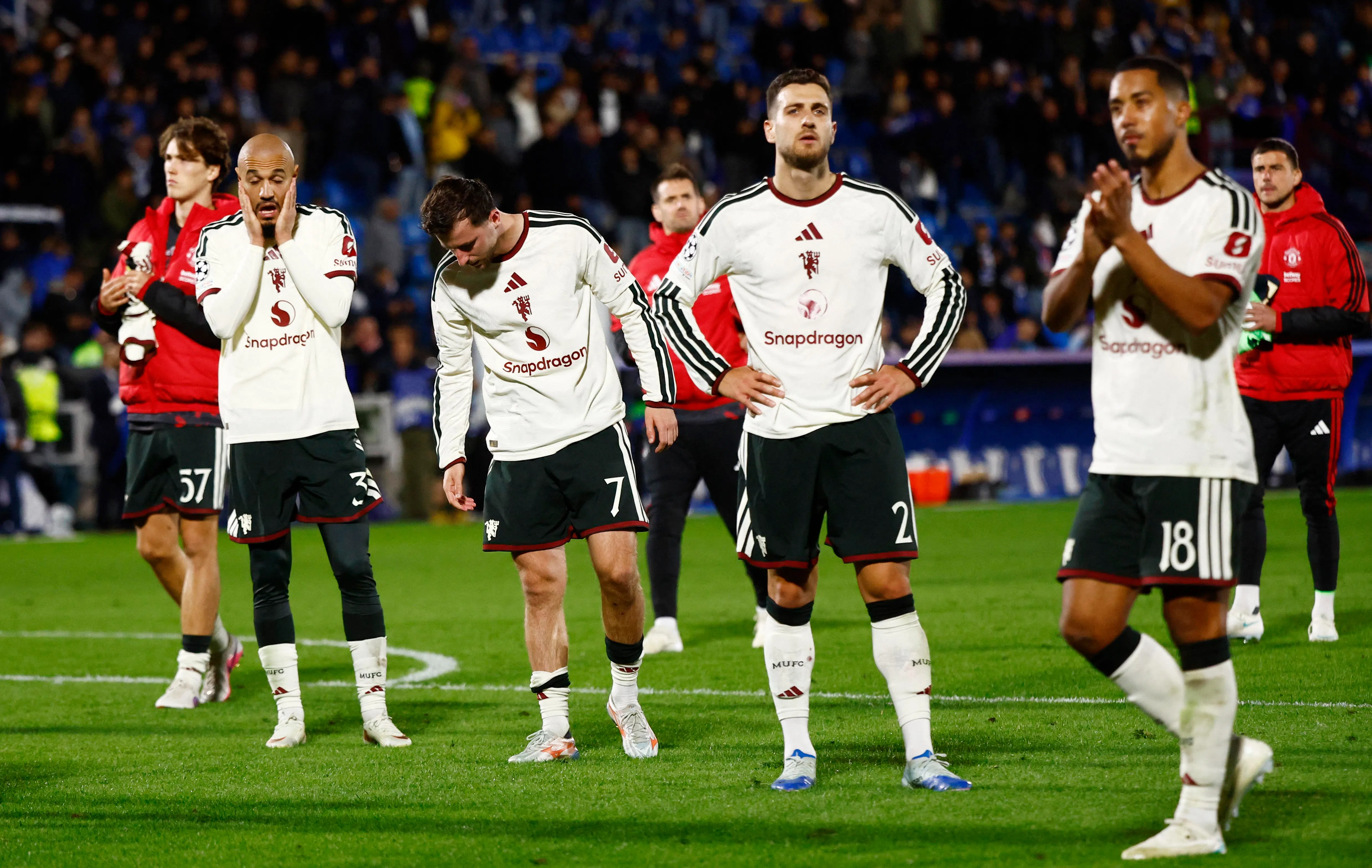 Soccer Football - UEFA Champions League - Como v Manchester United - Stadio Giuseppe Sinigaglia, Como, Italy - October 21, 2026
Manchester United's Mason Mount, Noussair Mazraoui and Diogo Dalot look dejected after the match REUTERS/Alessandro Garofalo