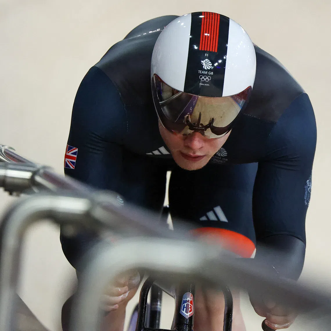 Paris 2024 Olympics - Track Cycling - Men's Sprint, Qualifying - Saint-Quentin-en-Yvelines Velodrome, Montigny-le-Bretonneux, France - August 07, 2024. Jack Carlin of Britain in action. REUTERS/Agustin Marcarian