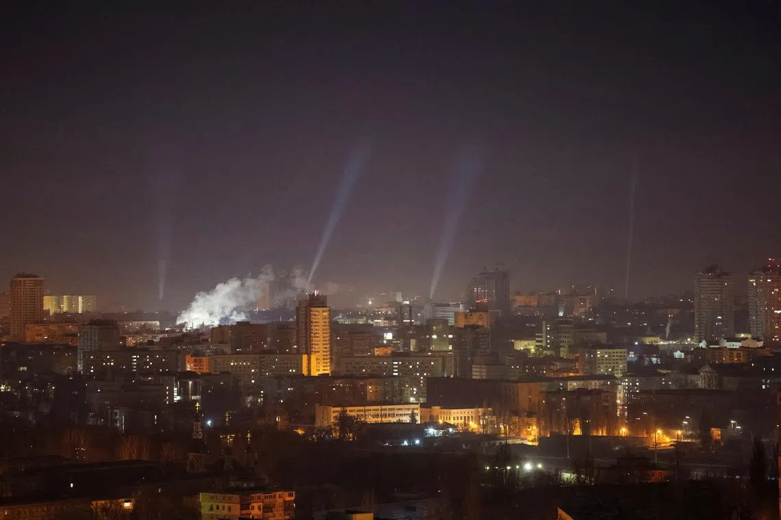 FILE PHOTO: Ukrainian service personnel use searchlights as they search for drones in the sky over the city during a Russian drone strike, amid Russia's attack on Ukraine, in Kyiv, Ukraine February 23, 2025. REUTERS/Gleb Garanich/File Photo