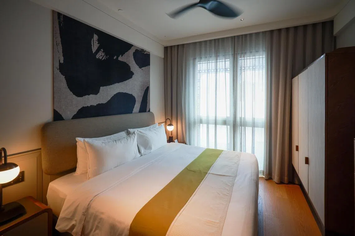 Above the bed is an artwork that is a stylised segment of the Chinese character for home or family. It testifies to the mass displacement of the Chinese diaspora, and their longing for home.