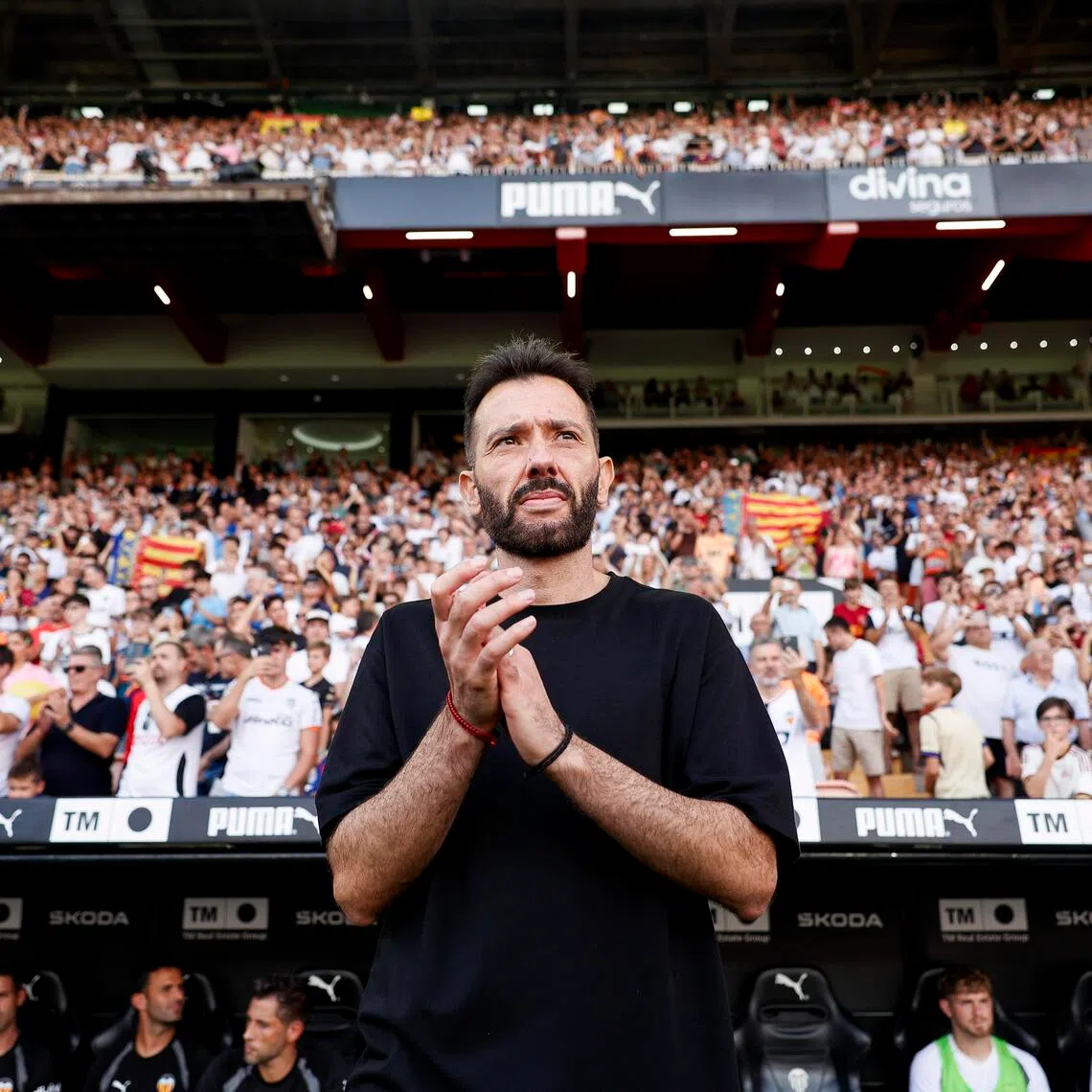 epa13217287 Valencia's head coach Carlos Corberan gestures during Spanish LaLiga soccer match between Valencia CF and FC Barcelona in Valencia, Spain, 06 September 2026.  EPA/BIEL ALINO  EPA/BIEL ALINO