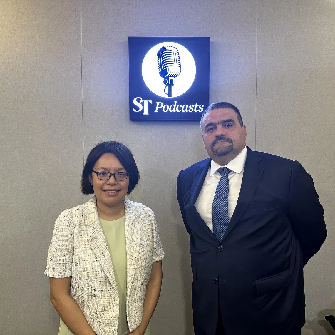 In this episode, host Lee Su Shyan (left) speaks with J.P. Morgan Asset Management’s Apac head of ETF, Philippe El-Asmar (right), on the misconceptions, advantages and downsides to ETFs.