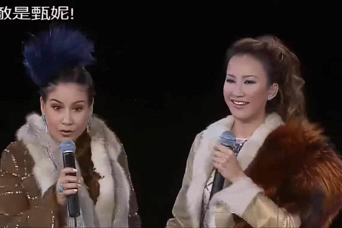 Coco Lee (right) and Jenny Tseng performed together at a concert in 2006.

