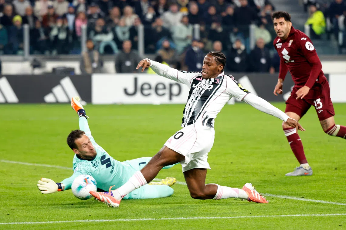 Soccer Football - Serie A - Juventus v Torino - Allianz Stadium, Turin, Italy - November 8, 2025 Juventus' Jonathan David in action with Torino's Alberto Paleari REUTERS/Alessandro Garofalo