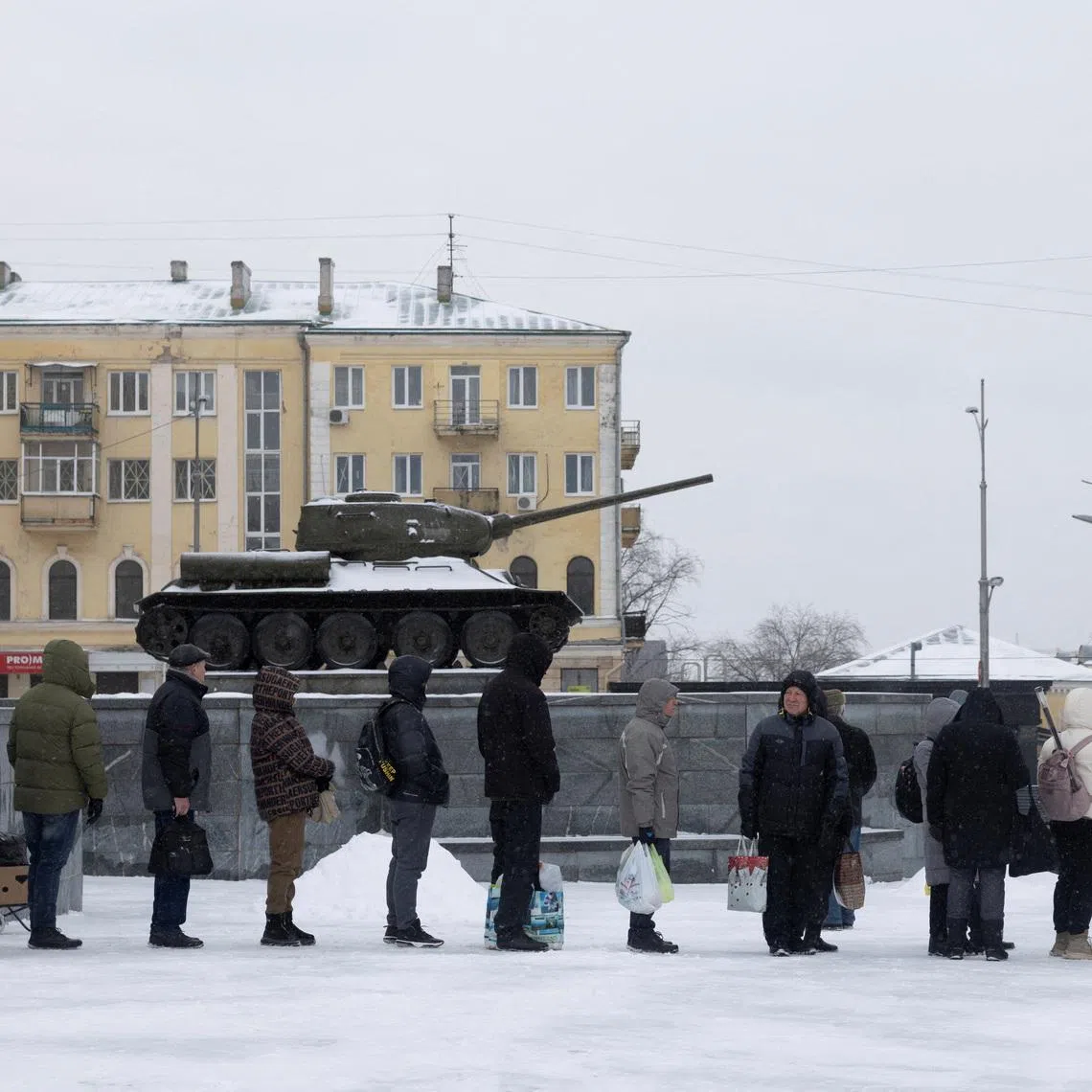 People line up at a bus stop during sub-zero temperatures, amid Russia's attack on Ukraine, in Kharkiv, Ukraine January 31, 2026. REUTERS/Thomas Peter       TPX IMAGES OF THE DAY