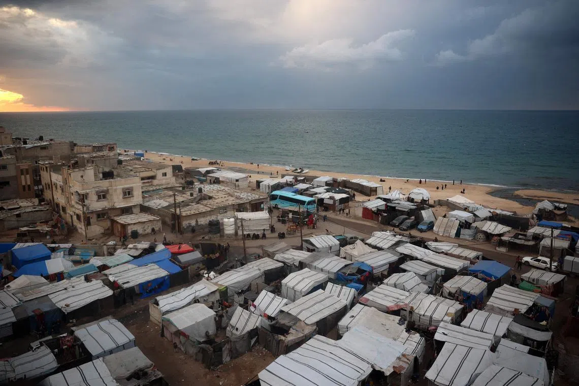 Tents housing displaced Palestinians are lined up along a beach in Deir el-Balah in the central Gaza Strip on January 22, 2025, on the fourth day of a ceasefire deal in the war between Israel and Hamas in the Palestinian territory. (Photo by Eyad BABA / AFP)
