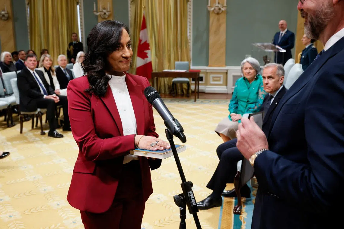 Anita Anand jura como Ministro das Relações Exteriores do Canadá, durante um Shuffle de Gabinete em Rideau Hall, em Ottawa, Ontário, Canadá, 13 de maio de 2025. Reuters/Blair Gable