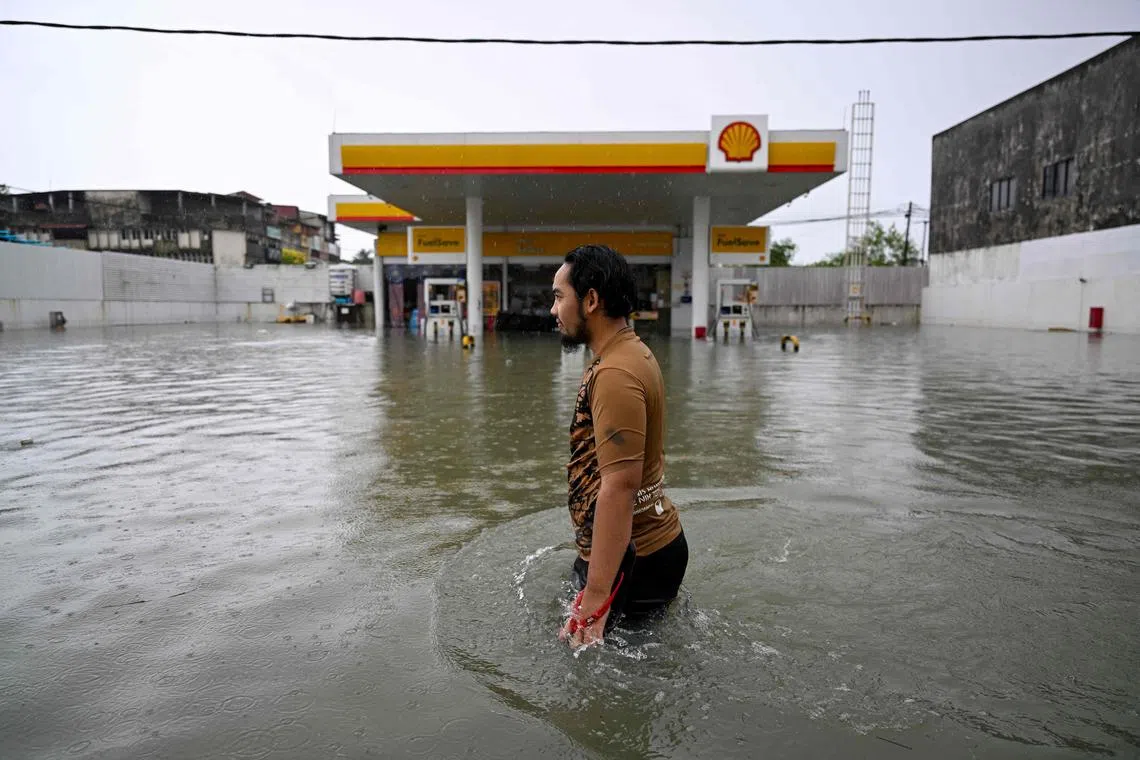 Severe flooding has forced tens of thousands of people in southern Thailand and northern Malaysia to flee to shelters.