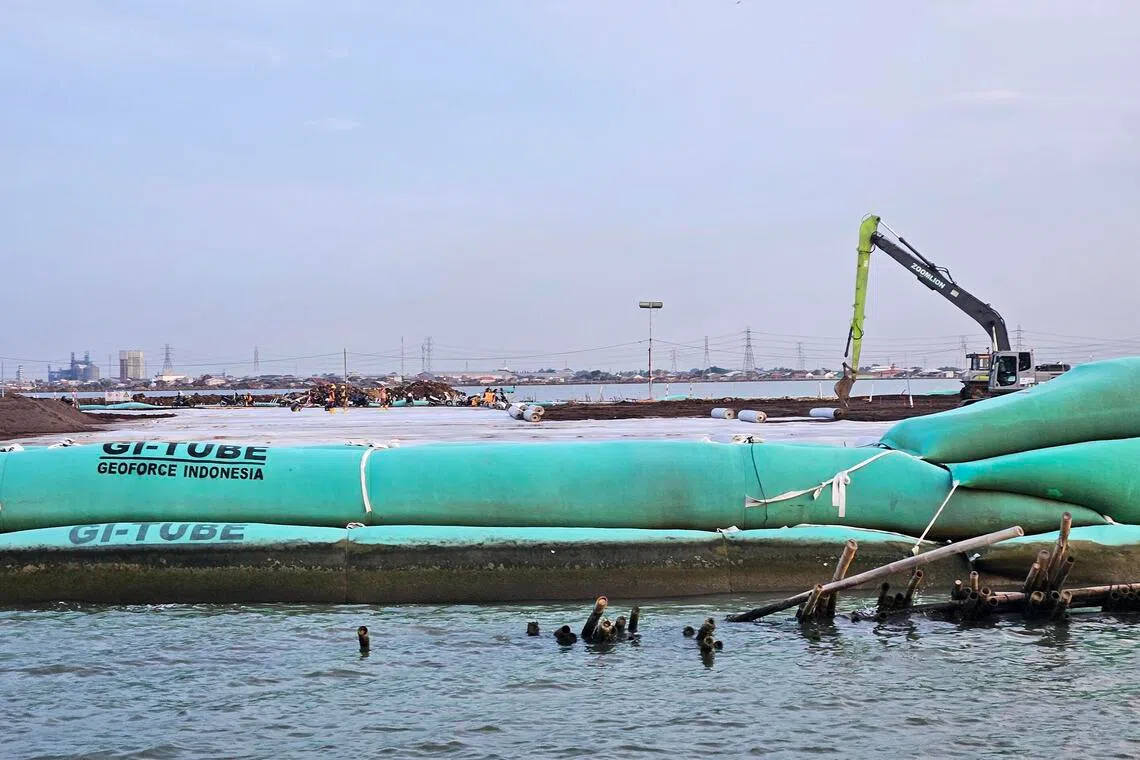 wyseawal -  The Semarang-Demak seawall that serves a dual function, also acting as a toll road that extends from the mainland, crosses the sea, and connects back to the land. Photo is taken from a hired fisherman's boat. 

STphoto: WAHYUDI SOERIAATMADJA