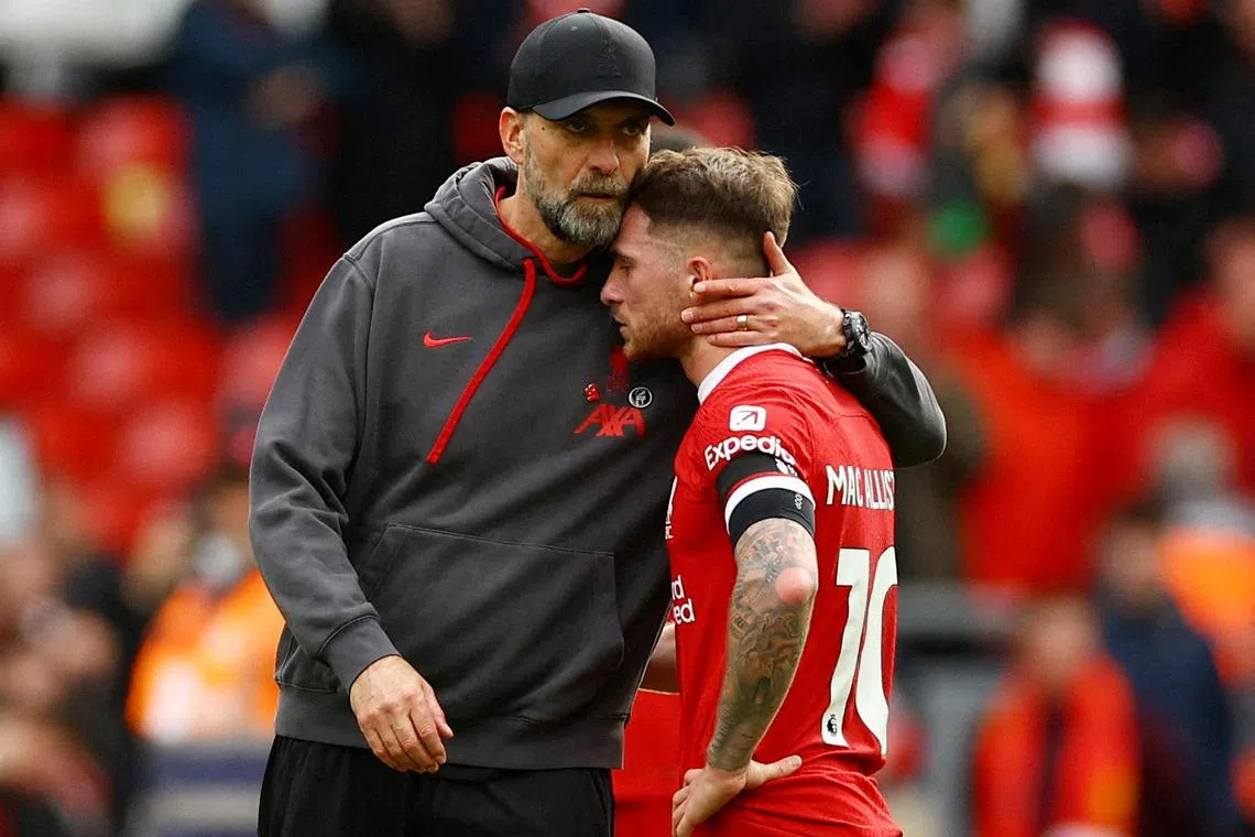 Liverpool manager Jurgen Klopp and Alexis Mac Allister look dejected after the match.     