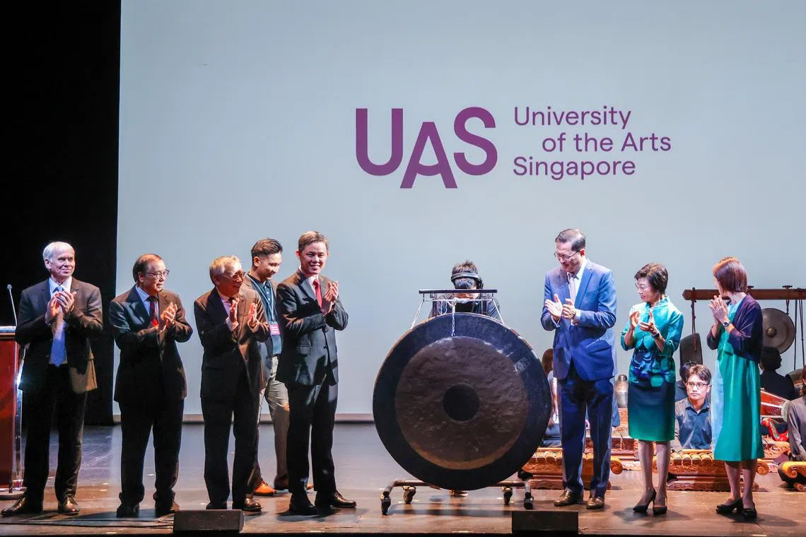 CMG20230510-PekYL01白艳琳/安诗一 胡洁梅/University of the Arts Singapore to host inaugural Arts Symposium and launch new logo [The Singapore Airlines Theatre, LASALLE College of the Arts ] 

Minister Chan Chun Sing, Minister for Education unveiling the brand new UAS logo at The Singapore airline theatre, lasalle college of the arts on May 10th, 2023.