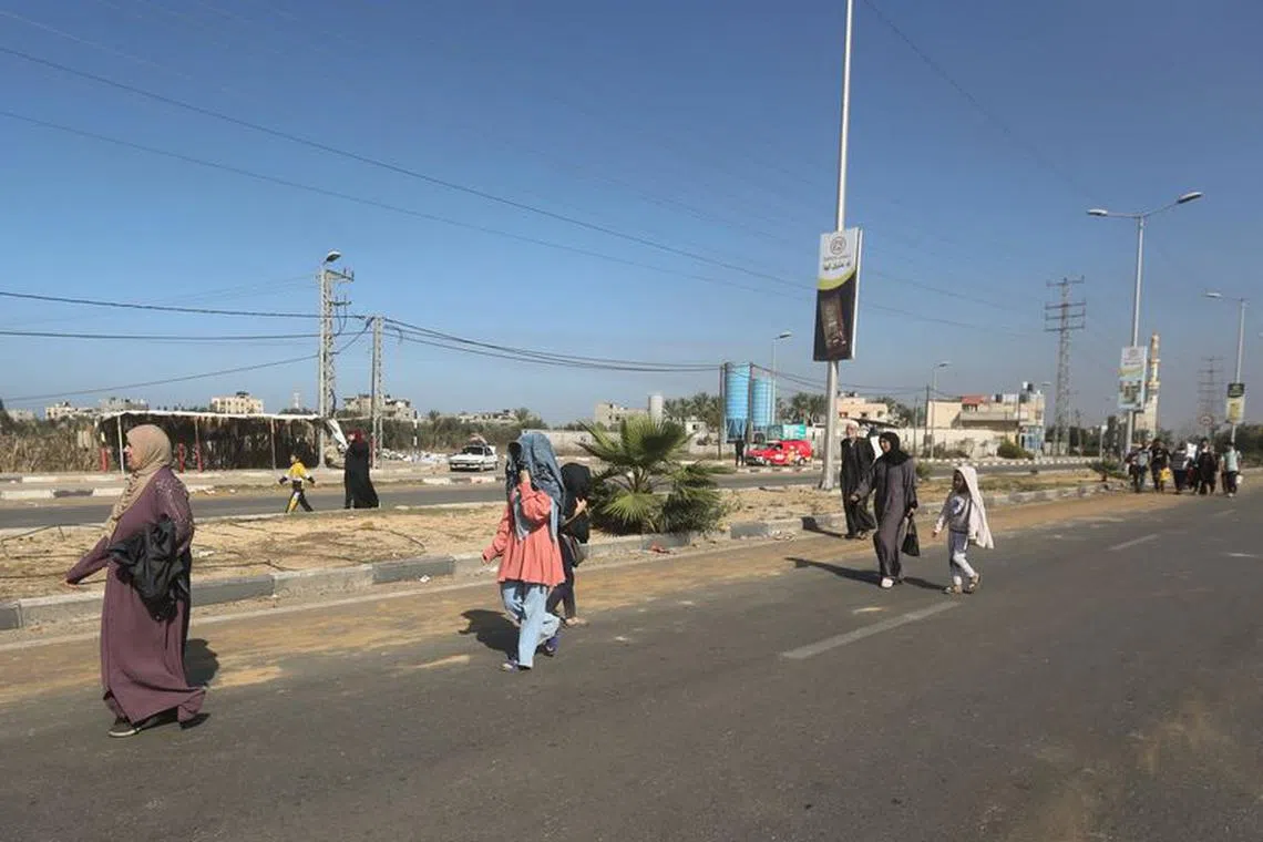 Palestinian civilians walk while evacuating from the north of the Gaza Strip towards south, amid the ongoing conflict between Israel and Palestinian Islamist group Hamas, in the central Gaza Strip November 7, 2023. REUTERS/Ahmed Zakot