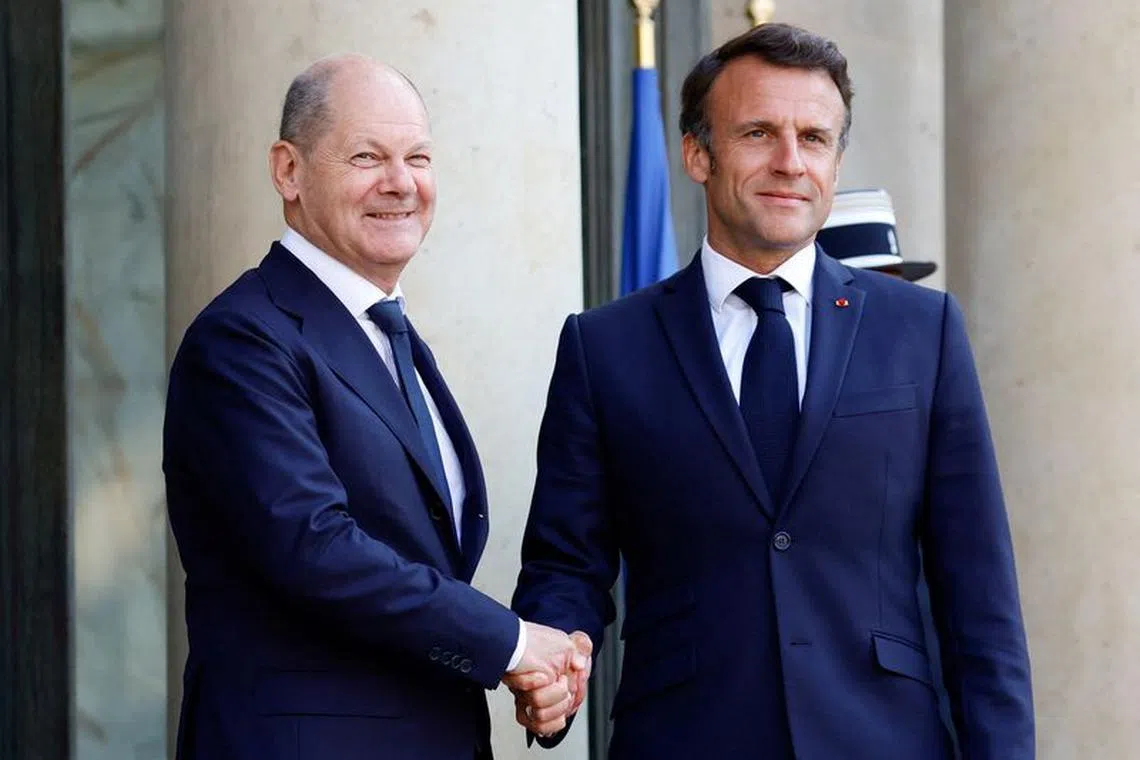 FILE PHOTO: French President Emmanuel Macron welcomes German Chancellor Olaf Scholz to attend the Weimar Triangle Summit at the Elysee Palace in Paris, France, June 12, 2023. REUTERS/Sarah Meyssonnier/File Photo