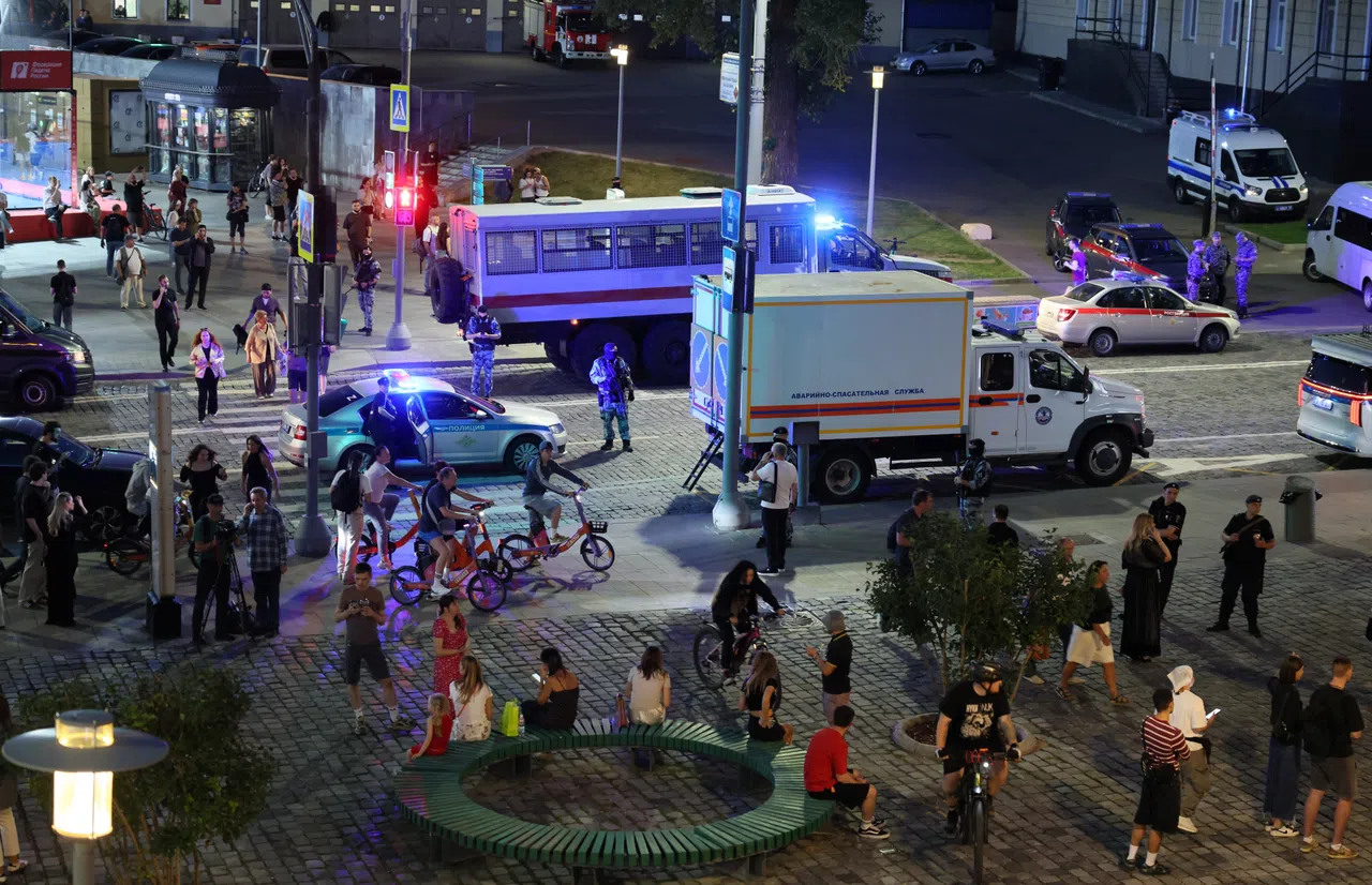 Law enforcement officers and emergency services personnel near the site of an explosion at a restaurant in central Moscow, Russia August 1, 2026. REUTERS/Anastasia Barashkova
