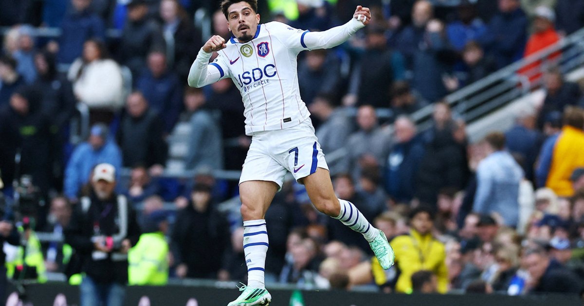 Neto double fires Chelsea past Everton but Martinez injury mars win