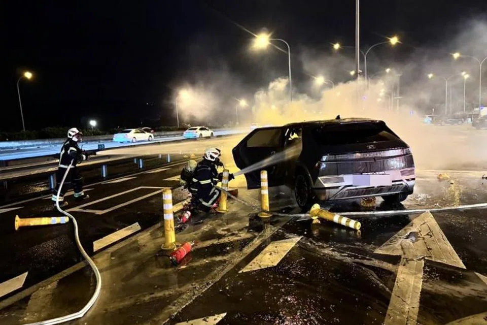 Lính cứu hỏa phát hiện tài xế đã tử vong và bảy hành khách khác được đưa đến bệnh viện.