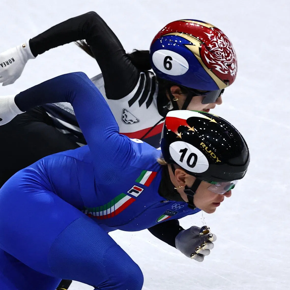 Milano Cortina 2026 Olympics - Short Track Speed Skating - Women's 3000m Relay - Finals - Milano Ice Skating Arena, Milan, Italy - February 18, 2026. Arianna Fontana of Italy and Gilli Kim of South Korea in action during the Women's 3000m Relay Finals. REUTERS/Amanda Perobelli