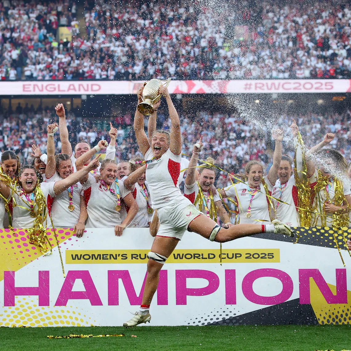 Rugby Union - Women's World Cup 2025 - Final - Canada v England - Allianz Stadium, Twickenham, London, Britain - September 27, 2025 England's Zoe Aldcroft lifts the trophy as she celebrates with teammates after winning the final Action Images via Reuters/Andrew Boyers