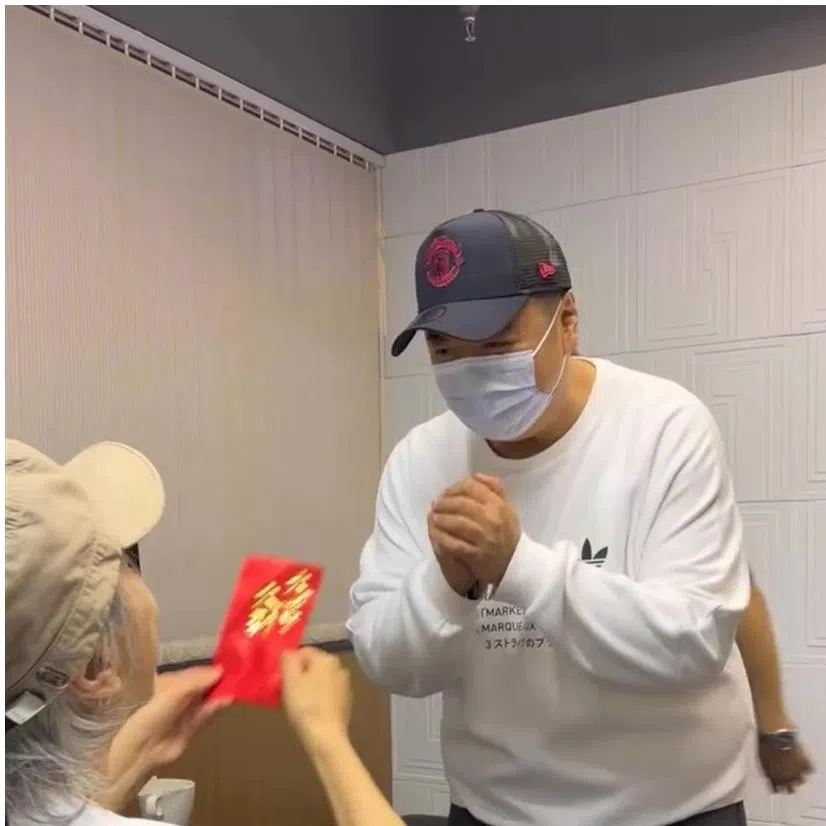 Stephen Chow uploaded a video on Feb 17 of him giving hongbao to his co-workers such as Lam Tze Chung (right).