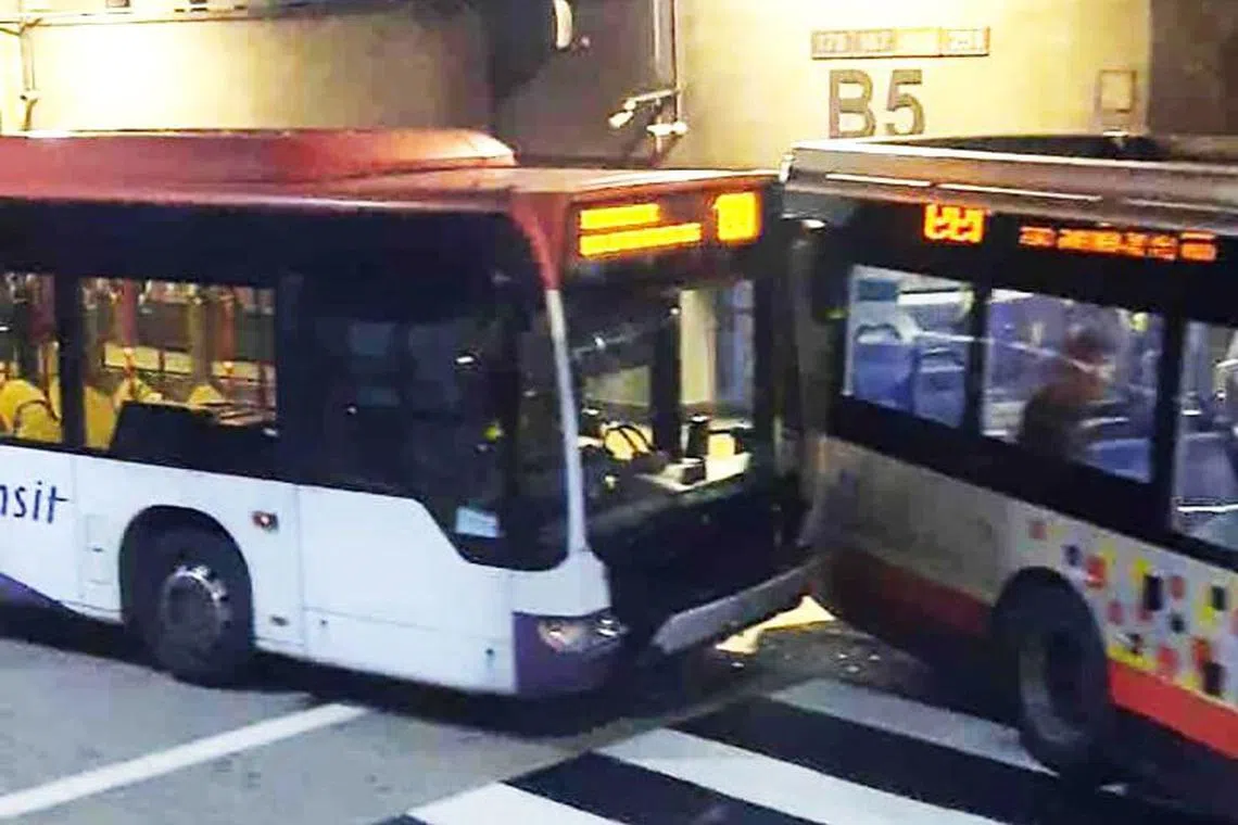 1230 yy / 倇伽报道

       文礼巴士转换站发生车祸，两辆巴士相撞，20名乘客受影响，4人受伤送院，一名56岁车长被逮捕。