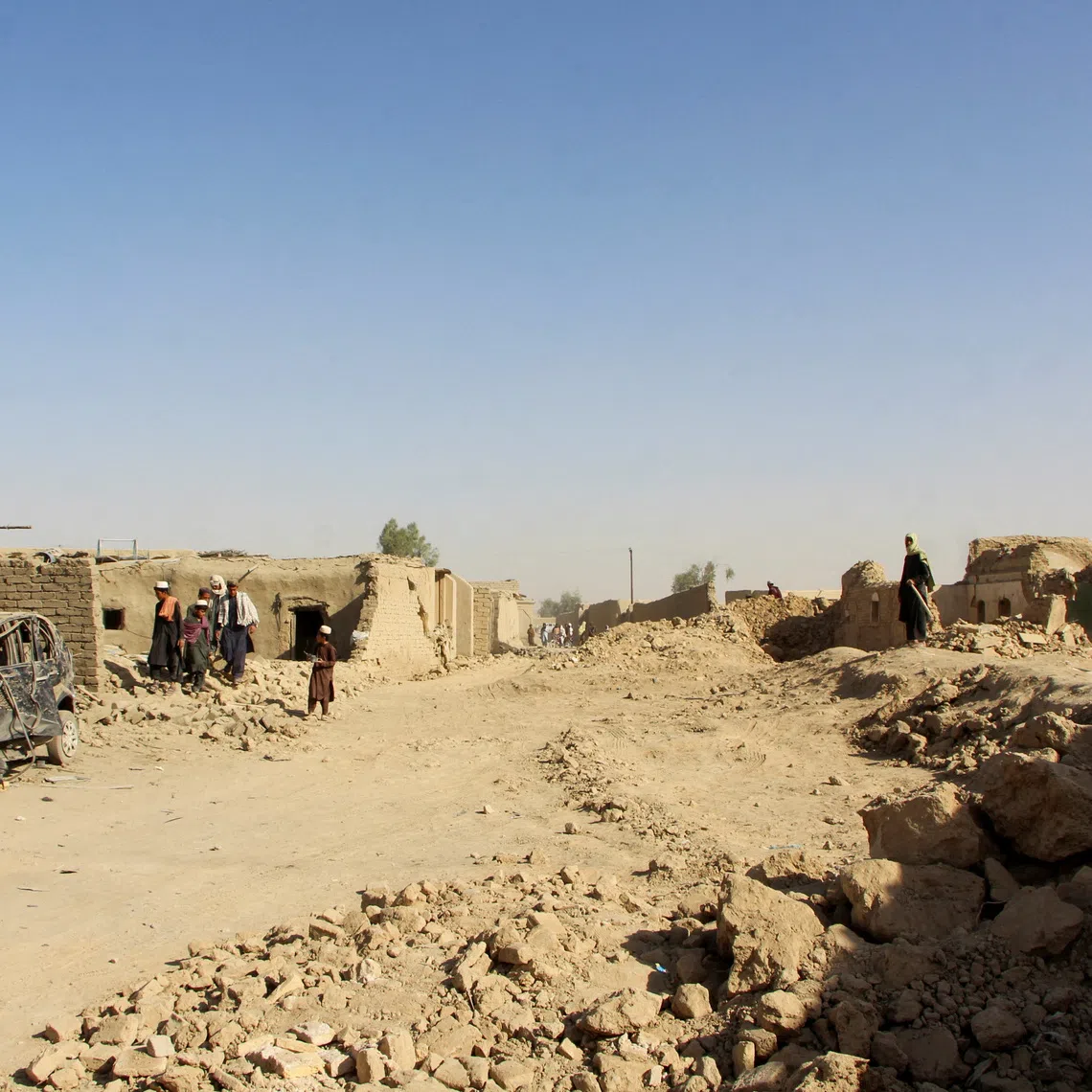 FILE PHOTO: People inspect houses and vehicles destroyed during an airstrike, following a temporary ceasefire, amid the conflict between Afghanistan and Pakistan, in Spin Boldak district of Kandahar Province, Afghanistan, October 16, 2025. REUTERS/Stringer/ File Photo