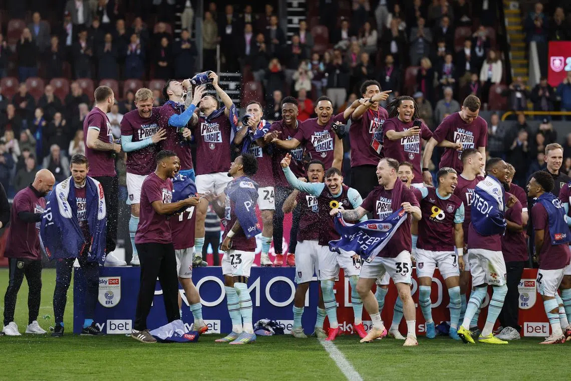 Soccer Football - Championship - Burnley v Sheffield United - Turf Moor, Burnley, Britain - April 21, 2025 Burnley players celebrate after being promoted to the Premier League Action Images via Reuters/Jason Cairnduff