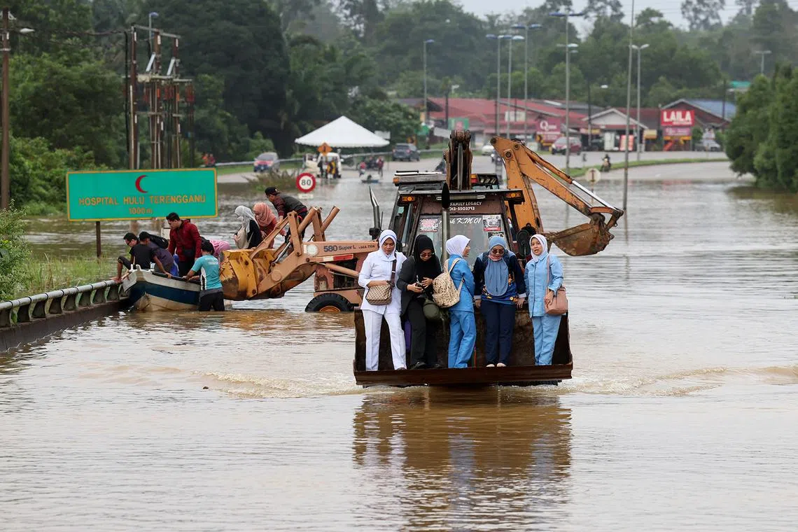 KUALA BERANG, 27 Dis -- Kakitangan Hospital Hulu Terengganu menaiki jengkaut sebelum dipindahkan ke bot untuk ke hospital selepas jalan utama Ajil-Kuala Berang terputus berikutan banjir hari ini.

Laluan ke hospital berkenaan terputus kira-kira 400 meter sejak pagi semalam berikutan hujan lebat dan tidak boleh dilalui oleh semua kenderaan termasuk kenderaan berat.

Perkhidmatan membawa kakitangan hospital dan penjaga pesakit, menggunakan jengkaut dan bot disediakan oleh sebuah pertubuhan bukan kerajaan (NGO) Ajil Silaturrahim bagi memastikan petugas hospital dapat meneruskan khidmat mereka meskipun laluan utama terjejas teruk.

-- fotoBERNAMA (2023) HAK CIPTA TERPELIHARA