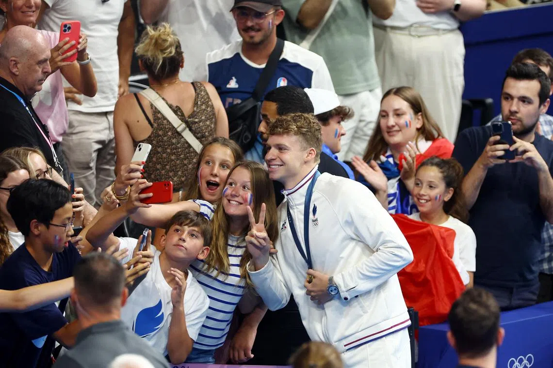 Paris 2024 Olympics - Swimming - Men's 200m Ind. Medley Victory Ceremony - Paris La Defense Arena, Nanterre, France - August 02, 2024.
Gold medallist Leon Marchand of France celebrates with fans after setting a new Olympic record REUTERS/Hannah Mckay