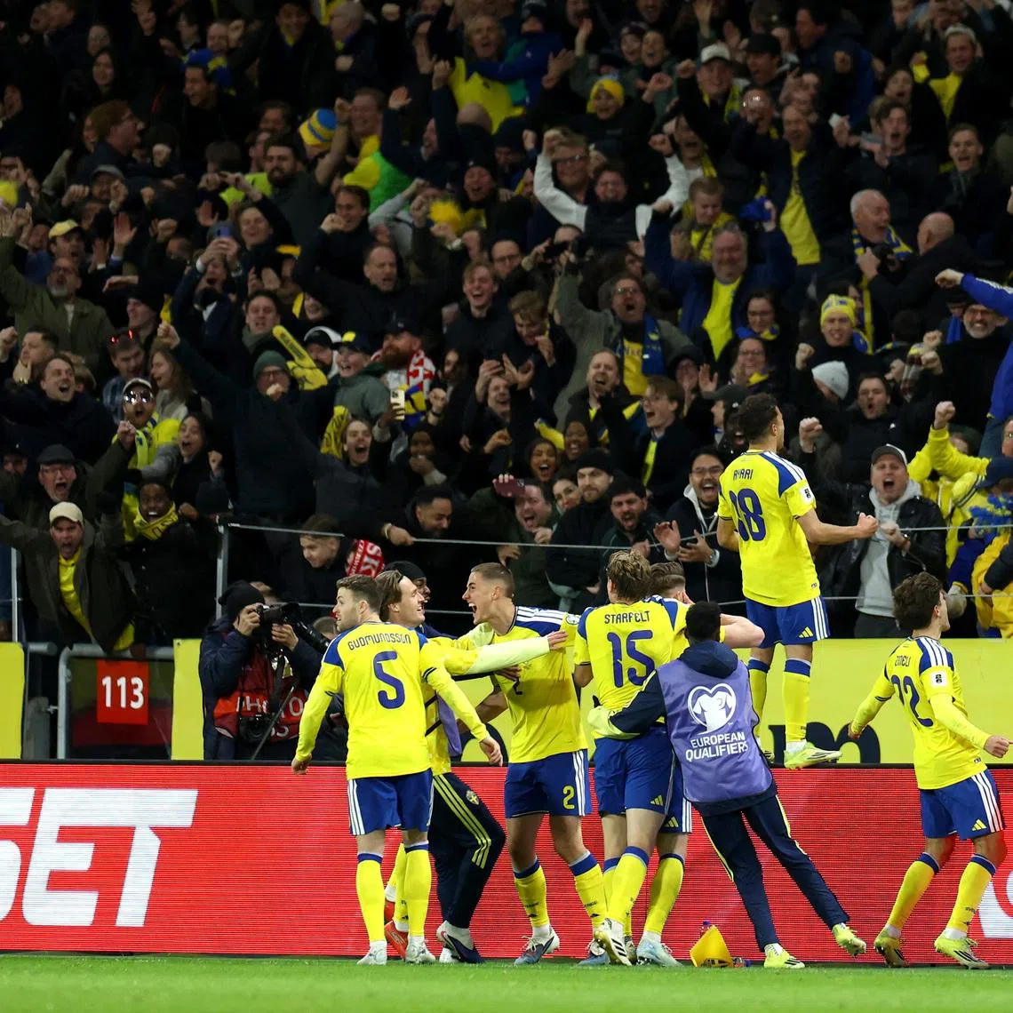Soccer Football - FIFA World Cup - UEFA Qualifiers - Finals - Sweden v Poland - Strawberry Arena, Solna, Sweden - March 31, 2026 Sweden's Viktor Gyokeres celebrates scoring their third goal with teammates REUTERS/Kacper Pempel