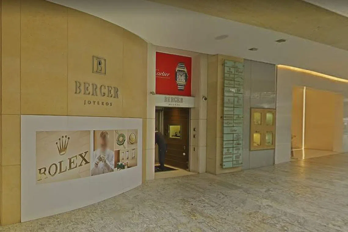 The men stole the watches from jewellery store Berger in the Antara mall, located in the exclusive Polanco neighbourhood.