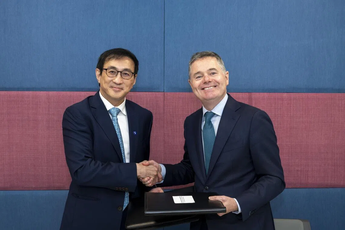 (From left) Desmond Kuek, Executive Director and CEO of Temasek Trust, and Paschal Donohoe, Managing Director and Chief Knowledge Officer of the World Bank Group, at the MoU signing for a strategic partnership between Temasek Trust and the World Bank Group to advance shared development priorities.