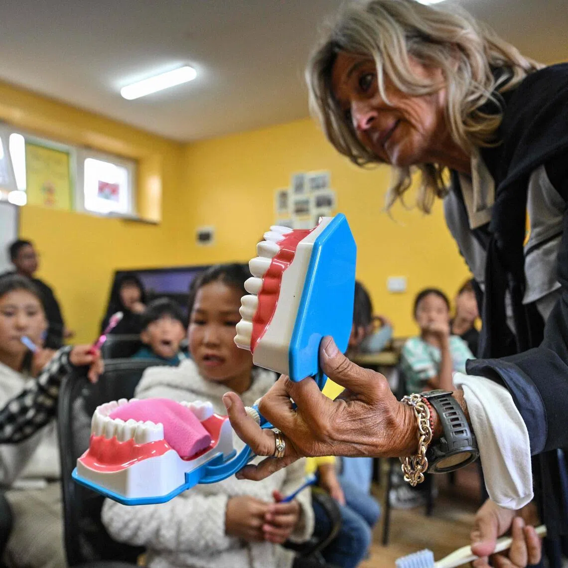 Misheel Kids Foundation founder Gabriella Schmidt-Corsitto, a dental hygienist, teaching children in Ulaanbaatar about oral hygiene.