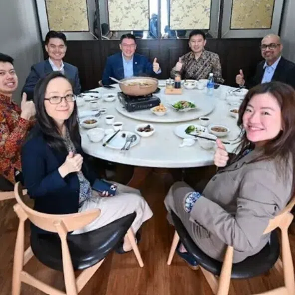 Malaysian minister Nga Kor Ming (back row, second from left) hosted Singapore’s National Development Minister Chee Hong Tat (back row, second from right) in Kuala Lumpur over a steaming bowl of bak kut teh on Nov 12.
