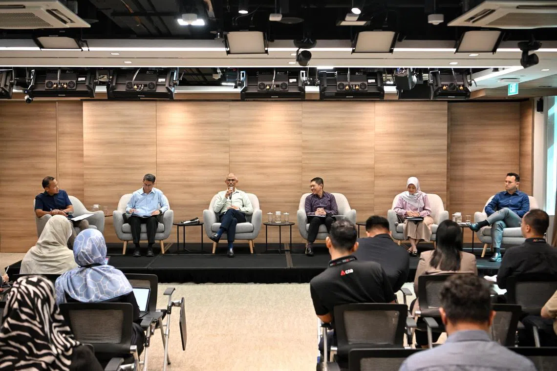 (EMBARGOED UNTIL JAN 15, MIDNIGHT)
ST20230106_202345017761 Kua Chee Siong/ azmasagos15/
From L-R: South East District Mayor Mr Fahmi Aliman, Minister of State for Home Affairs and National Development Associate Professor Faishal Ibrahim, Minister for Social and Family Development and Minister-in-charge of Muslim Affairs Mr Masagos Zulkifli, Minister in the Prime Minister's Office Dr Maliki Osman, Senior Parliamentary Secretary for Health and Law Ms Rahayu Mahzam and Senior Minister of State for Manpower and Defence Mr Zaqy Mohamad.
Minister-in-charge of Muslim Affairs Masagos Zulkifli’s 2022 year-in-review interview on Malay/Muslim matters at the National Press Centre on Jan 6, 2023.