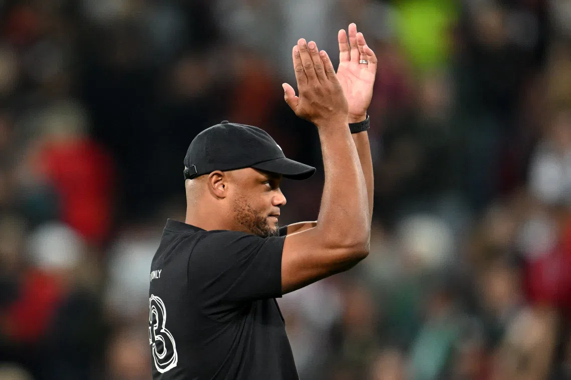 Soccer Football - Bundesliga - FC Augsburg v Bayern Munich - WWK Arena, Augsburg, Germany - August 30, 2025 Bayern Munich coach Vincent Kompany applauds fans after the match REUTERS/Angelika Warmuth