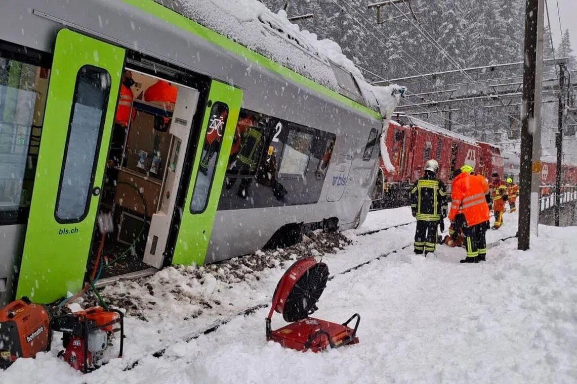 Swiss train derails, 5 injured, police say